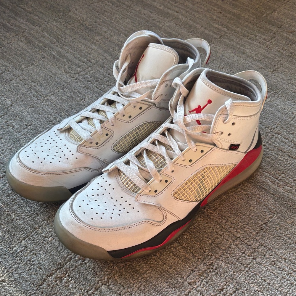 Jordan Mars 270
White Fire Red
